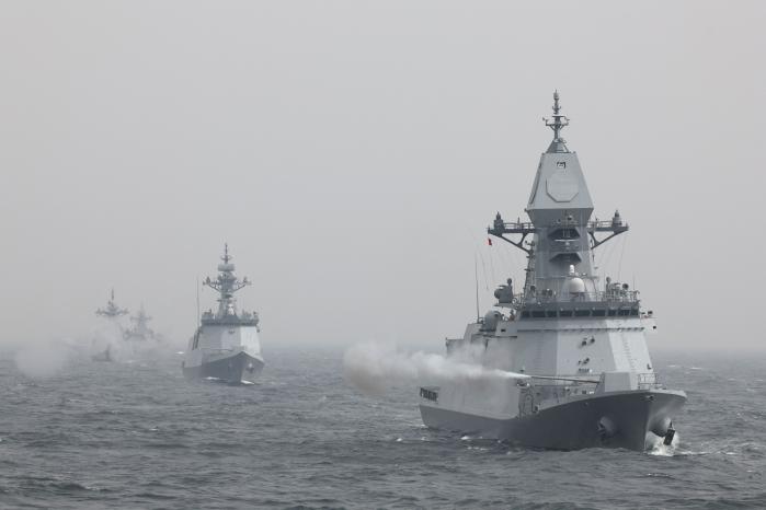 제10회 서해수호의 날을 앞두고 25일 서해 중부 해상에서 열린 해상기동훈련 중 해군2함대 3600톤급 호위함(FFG-Ⅲ) 충남함, 3100톤급 호위함(FFG-Ⅱ) 서울함, 2500톤급 호위함(FFG-Ⅰ) 인천함·충북함(앞쪽부터)이 함포 사격을 하고 있다. 양동욱 기자