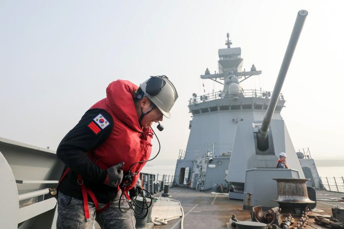 전화수가 갑판 요원들에게 함교 지시를 전달하고 있다.