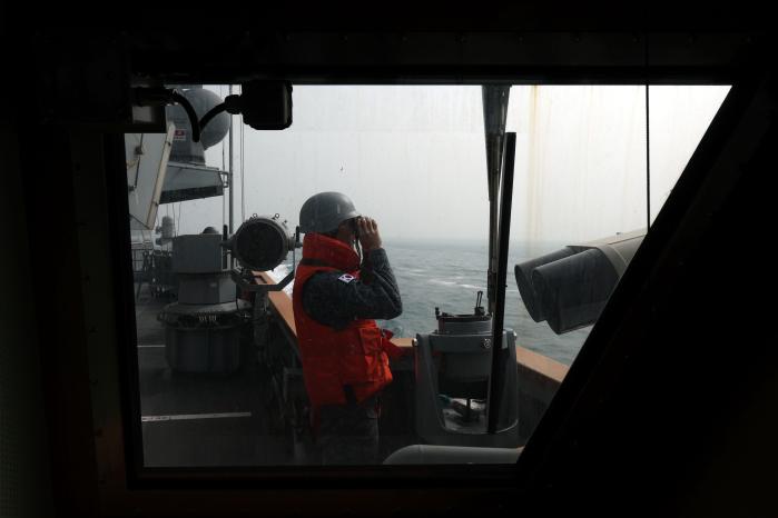 견시병이 전방을 살피고 있다.