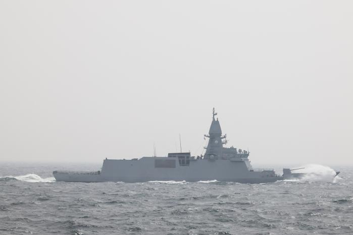 훈련에 참가한 3600톤급 호위함(FFG-Ⅲ) 충남함이 기동하고 있다.