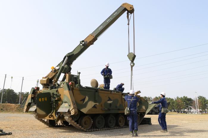 해병대 군수단이 24~26일 진행한 중대급 전술훈련에서 정비 요원들이 구난·후송훈련을 하고 있다. 부대 제공