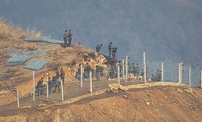 동부전선 굴토 및 채석작업 중인 북한군.
