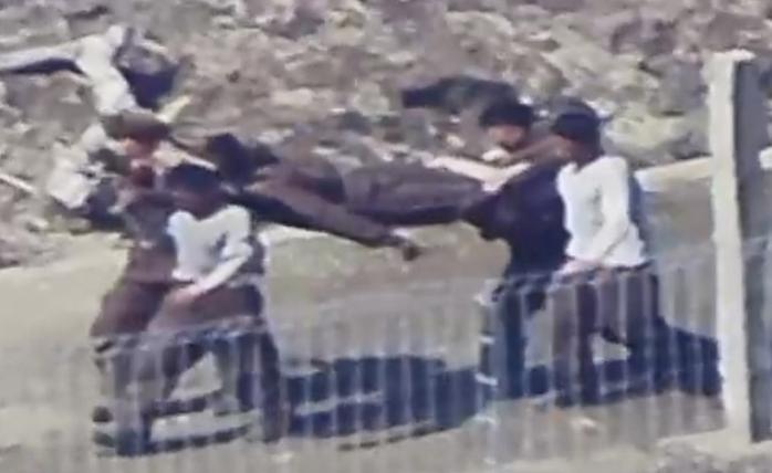 북한군이 지뢰 폭발 사상자를 들것으로 후송하는 모습.