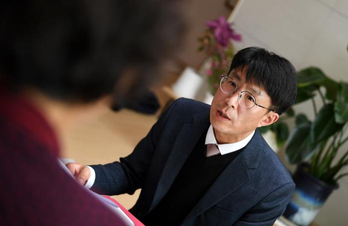 조사 결과를 설명 중인 고병현 조사관.