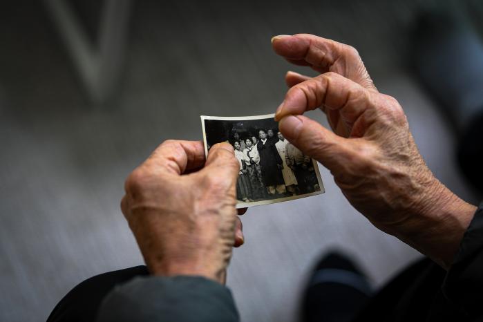 지난 13일 경남 창원시 마산합포구의 한 아파트에서 1958년 육군에 입대해 복무하다가 결핵성 뇌막염으로 사망한 고 김종원 이병의 남동생이 국방부조사본부 전사망민원조사단 조사관들과 이야기를 나누며 과거 흑백사진을 살펴보고 있다.