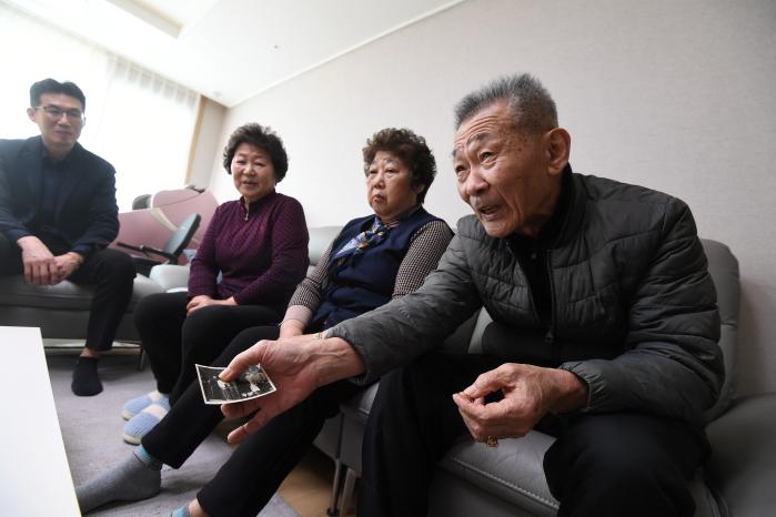 고 김종원 이병의 세 동생이 국방부조사본부 전사망민원조사단 조사관들과 이야기를 나누고 있다.