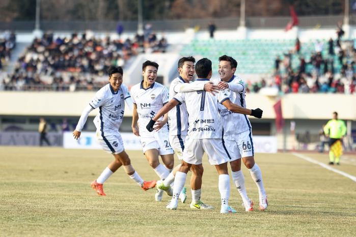 지난 8일 안양종합운동장에서 열린 하나은행 K리그1 2025 4라운드 김천 상무 FC와 FC 안양 경기에서 김승섭 상병(7번)이 역전골을 터트린 뒤 전우들과 기쁨의 세리머니를 펼치고 있다. 사진=김천 상무 FC
