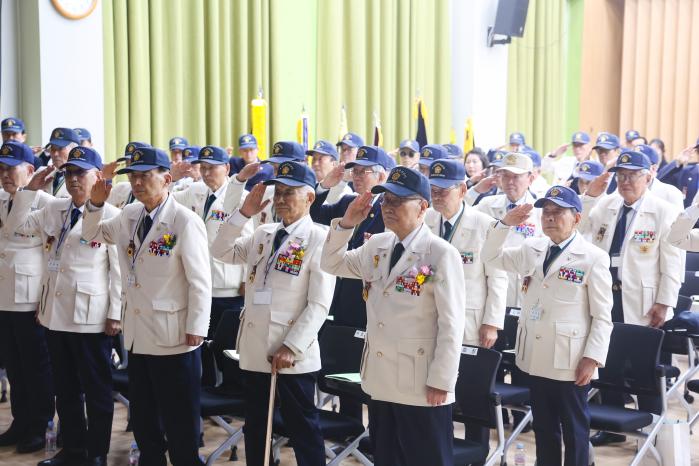 26일 서울 서초구 서초구청 대강당에서 열린 대한민국 6·25참전유공자회 2025년도 정기총회에서 참석자들이 국민의례를 하고 있다. 이경원 기자