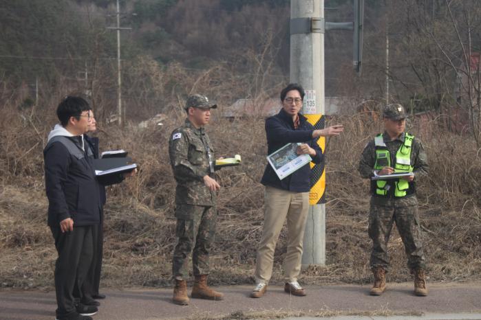 육군종합군수학교와 한국도로교통공단 관계자들이 27일 영외 운전교육 코스 교통안전진단을 하고 있다. 부대 제공