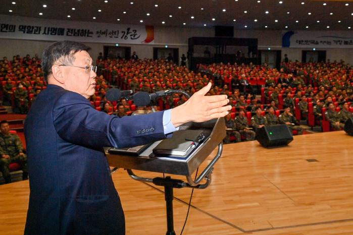 공군사관학교가 27일 개최한 ‘25-1차 항공우주포럼’에서 존 리 우주항공청 임무본부장이 ‘우주과학 탐사와 우주인 양성 방향’을 주제로 강연하고 있다. 사진 제공=서광일 상병