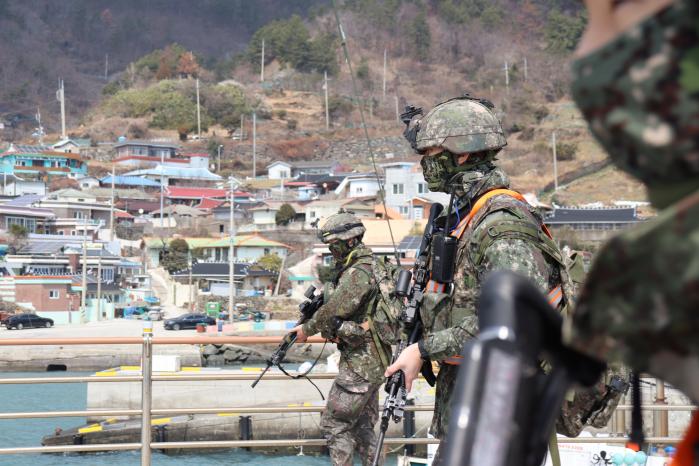 육군31보병사단 이순신여단 정철대대 장병들이 관계기관 합동수색작전 중 해안선 수색정찰을 하고 있다. 부대 제공