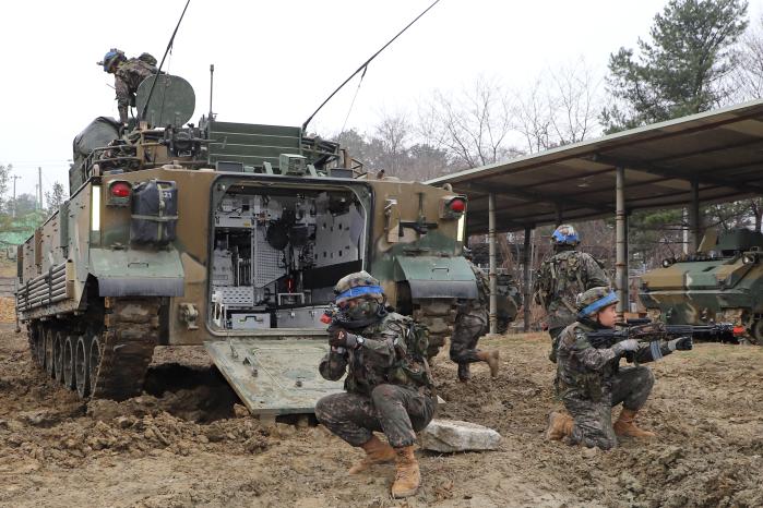 육군수도기계화보병사단 노도대대가 ‘최강 노도경연대회’를 개최한 가운데 장병들이 K21 보병전투장갑차에서 하차해 주변을 경계하고 있다. 부대 제공