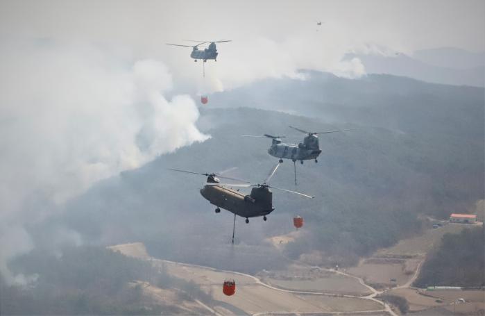 육군 CH-47 시누크 헬기들이 26일 경북 의성군 안계면 일대 야산에서 발생한 산불을 진화하고 있다. 시누크 헬기의 담수 용량은 약 5톤으로, 지방자치단체 임차 헬기(1~1.2톤)보다 많은 물을 뿌릴 수 있다. 육군 제공