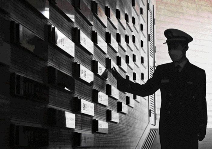 서해수호의 날은 일 년에 한 번 지나쳐가는 날이 아닌 서해수호 55용사의 호국정신을 다시금 가슴에 새기는 날이다. 한 해군 장교가 해군2함대 서해수호관에 설치된 서해수호 55용사 명패를 바라보고 있다.