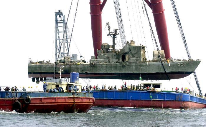 제2연평해전 때 적의 기습 조준사격에 즉각 대응한 참수리 357호정이 인양되는 모습.