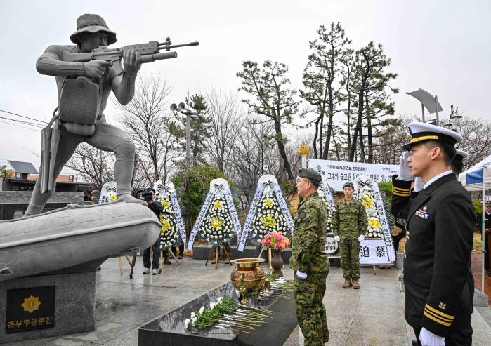 27일 경남 창원시 진해루해변공원에서 거행된 제15주기 고 한주호 준위 추모식에서 해군 장병들이 경례하고 있다. 해군 제공