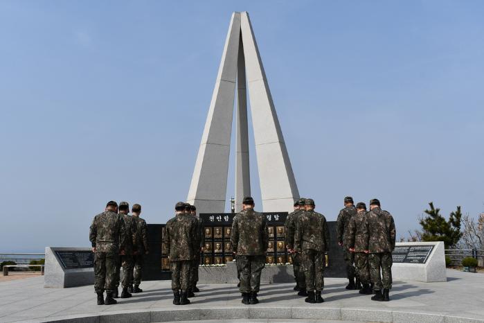 공군방공관제사령부 예하 8215부대 장병들이 제10회 서해수호의 날을 하루 앞둔 27일 백령도에 있는 천안함 위령탑을 참배하고 있다. 부대 제공