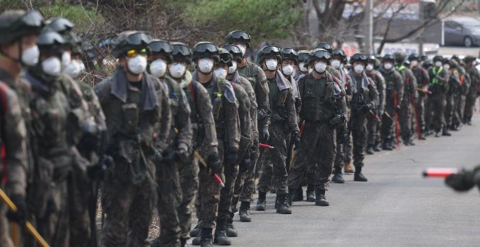 27일 경북 의성군 단촌면 방하리 산불 현장에 육군50보병사단과 2신속대응사단 장병 240여 명이 산불 진화 지원작전에 나서고 있다. 연합뉴스
