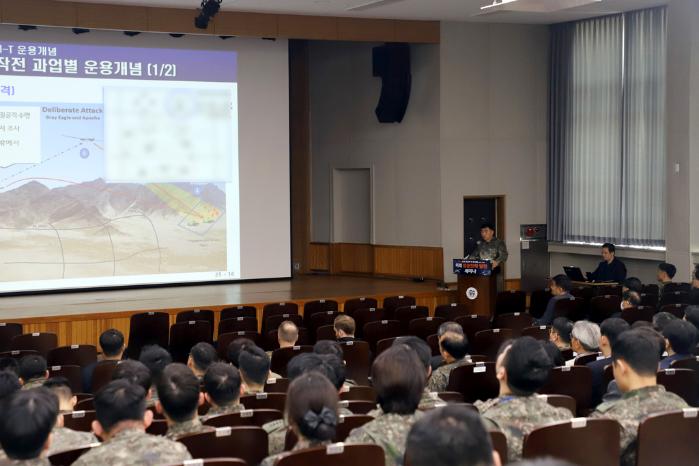 육군항공학교가 지난 28일 개최한 미래 항공전력 발전 세미나에서 참석자들이 AI 기반 유·무인 복합체계 구축을 위한 발전방안 발표를 듣고 있다. 부대 제공