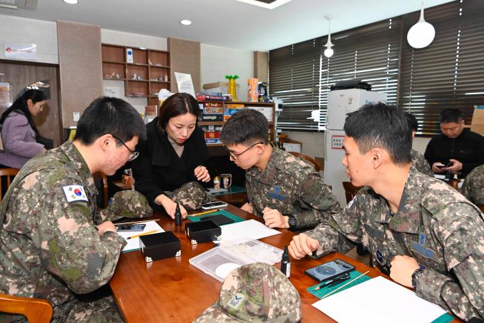 공군1전투비행단 장병들이 전문가의 도움을 받아 나전함을 제작하고 있다. 부대 제공