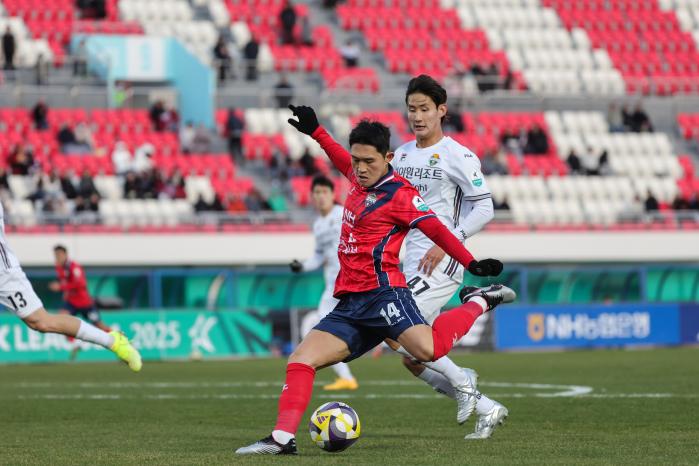 국군체육부대 남자축구팀(김천 상무 FC) 이동경 상병이 지난달 30일 김천종합운동장에서 열린 ‘하나은행 K리그1 2025’ 6라운드 강원 FC전에서 강력한 왼발 슈팅을 시도하고 있다. 사진=김천 상무 FC