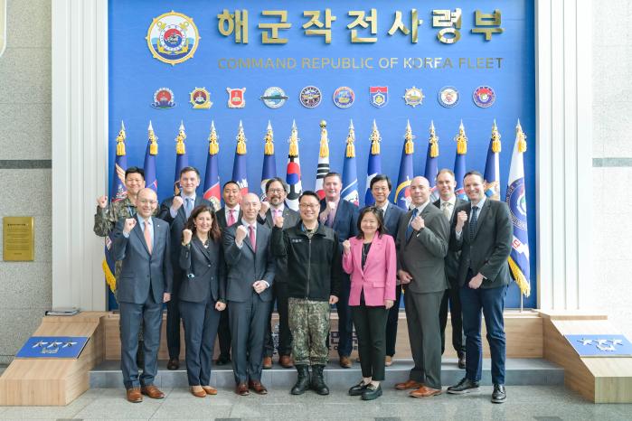 미 국가전쟁대학, 해군작전사령부 방문 교류협력 방안 논의 미 국가전쟁대학(National War College) 교수·학생장교들이 3일 해군작전사령부를 방문해 이남규(준장·앞줄 가운데) 해양작전본부장과 기념촬영하고 있다. 이들은 굳건한 한미동맹, 실전적이고 강도 높은 한미 해군 연합훈련, 상호운용성과 확고한 연합방위태세 등 다양한 교류협력 방안을 논의했다. 부대 제공