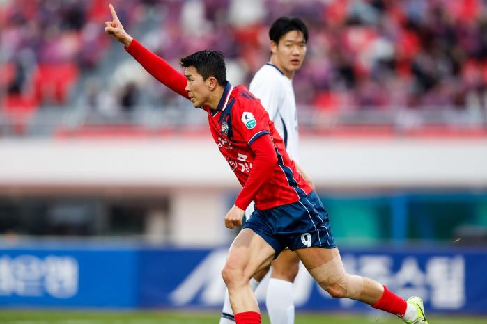 김천 상무 FC 유강현 병장이 5일 김천종합운동장에 열린 하나은행 K리그1 2025 7라운드 대구 FC와의 경기에서 추가골을 넣은 뒤 기쁨의 세리머니를 펼치고 있다. 사진=김천 상무 FC