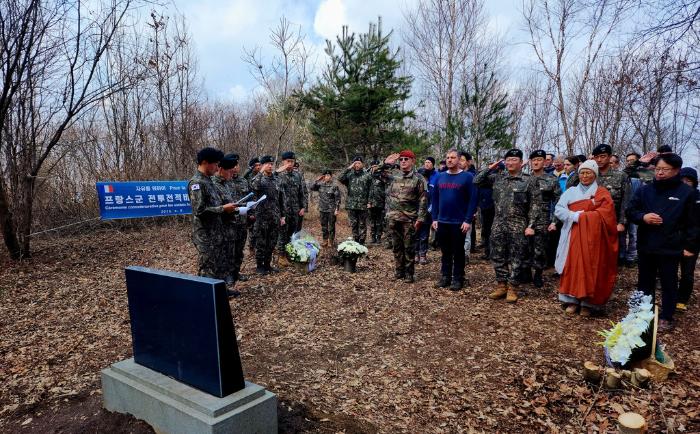 지난 6일 강원 평창군 1037고지 프랑스군 전투전적비에서 유엔군 일원으로 6·25전쟁에 참전한 프랑스군을 기리는 추모행사가 열리고 있다. 부대 제공