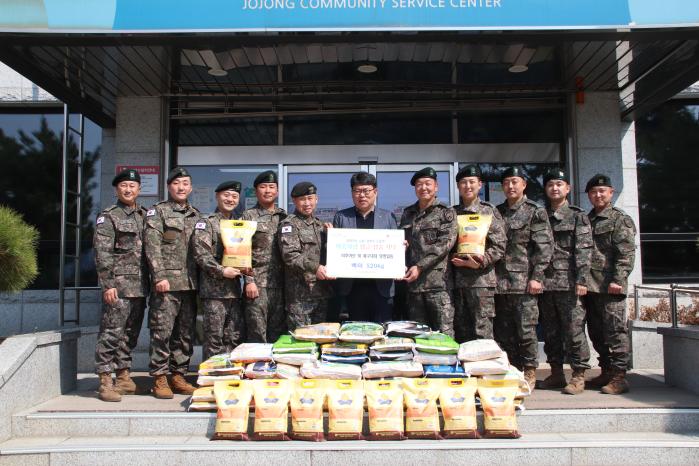 강진수·원선무 원사를 비롯한 비호여단 부사관단이 조종면 행정복지센터에 쌀 520㎏을 전달하고 있다. 부대 제공