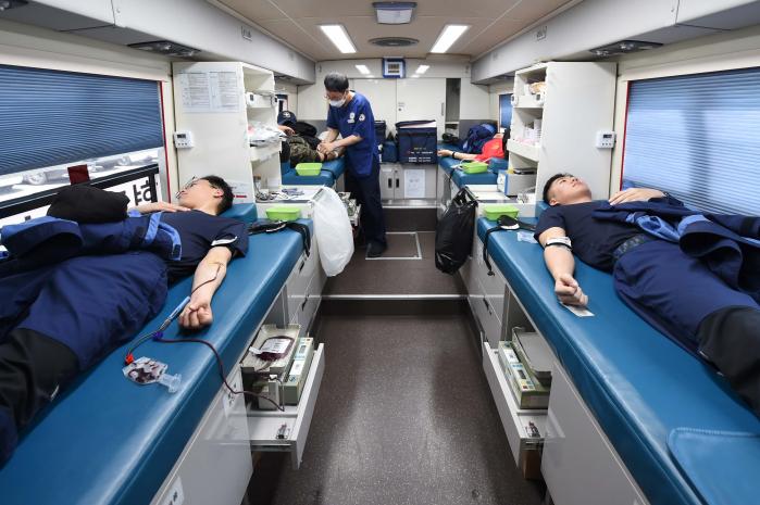 해군진해기지사령부 장병들이 8일 소중한 생명 나눔을 위해 헌혈을 하고 있다. 부대 제공