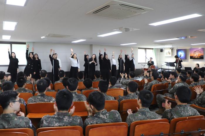 육군1방공여단 장병들이 지난 11일 열린 봄맞이 음악회에서 과천시립여성합창단의 공연을 관람하고 있다. 사진 제공=정한겸 소령