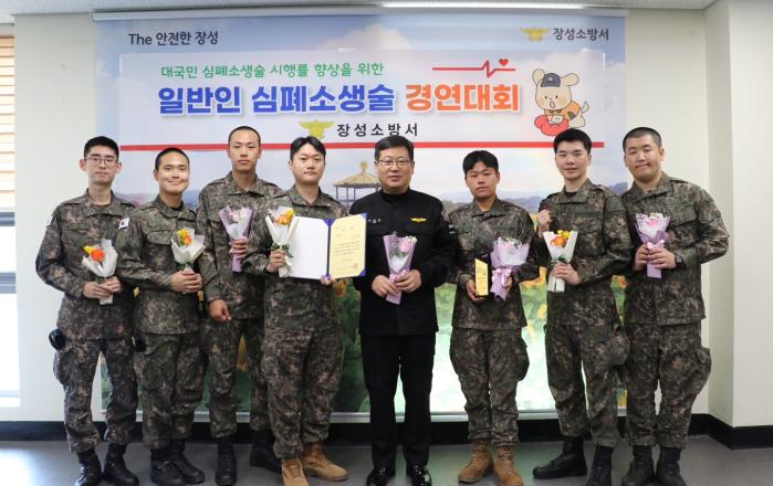 육군2작전사령부 1117공병단 190공병대대 장병들이 장성소방서 주최 심폐소생술 경연대회에서 최우수상을 받은 뒤 기념사진을 찍고 있다. 부대 제공