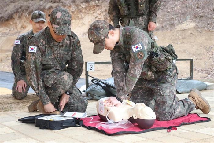 육군51군수지원단 보급근무대 장병들이 장성소방서 주최 심폐소생술 경연대회에서 인체 모형 흉부압박을 하고 있다. 부대 제공