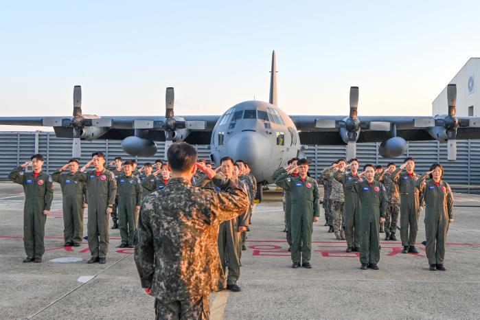 다국적 대규모 연합훈련인 2025 데저트 플래그에 참가하는 공군5공중기동비행단 장병들이 15일 김해기지에서 출정식을 하고 있다. 공군 제공