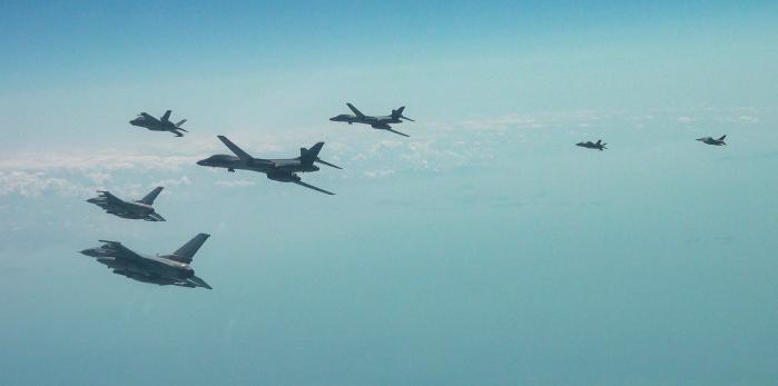 15ÀÏ ¹Ì±¹ B-1B Àü·«Æø°Ý±â¸¦ ºñ·ÔÇØ ¿ì¸® °ø±º F-35A ½ºÅÚ½º ÀüÅõ±â¿Í F-16 ÀüÅõ±â, ¹Ì °ø±º F-16 ÀüÅõ±â°¡ ¡®ÇÑ¹Ì ¿¬ÇÕ °øÁßÈÆ·Ã¡¯À» ÆîÄ¡°í ÀÖ´Ù. À̹ø ÈÆ·ÃÀº ¹Ì±¹ È®Àå¾ïÁ¦ÀÇ Á¤·ÊÀû °¡½Ã¼º ÁõÁøÀ» À§ÇØ ÃßÁøµÆ´Ù. °ø±º Á¦°ø