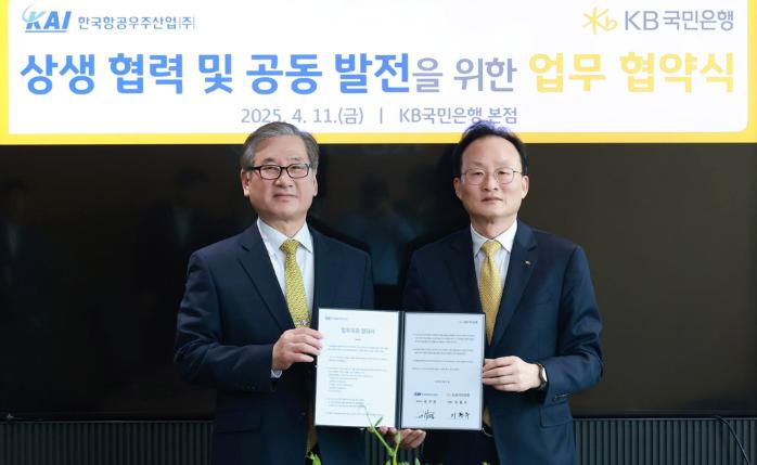 강구영(왼쪽) KAI 사장과 이환주 KB국민은행장이 지난 11일 항공우주 금융 파트너십 업무협약을 체결한 뒤 기념사진을 찍고 있다. KAI 제공