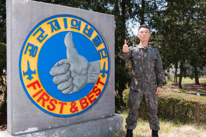 조혈모세포를 기증한 전대성 공군1전투비행단 정비반장이 엄지를 치켜세우고 있다. 부대 제공
