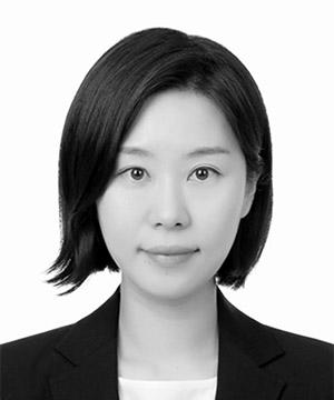 필자 김유미는 서양미술사를 전공하고 미술관교육을 연구하는 학예연구사로 근무하고 있다. 동시대 미술에서 배움과 공동체를 연결하는 일에 관심을 두고 있다.
