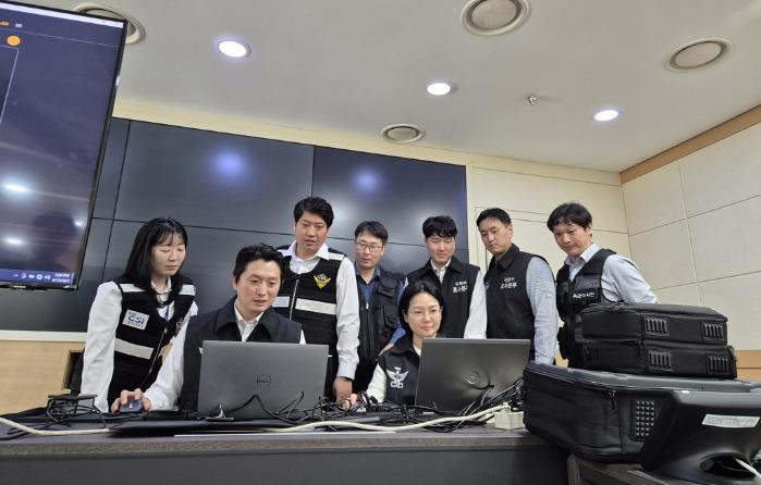 국방부조사본부 수사단 사이버과학수사대와 해양경찰청 수사국 과학수사팀이 17일 공동으로 ‘사이버 위협 상황대응 합동훈련’을 하고 있다. 조사본부 제공