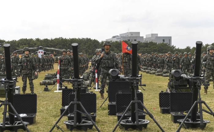 해병대1사단이 17일 부대 전투연병장에서 ‘2025년 여단급 합동상륙훈련’ 출전태세 점검을 하고 있다. 해병대군수단·항공단이 함께하는 이번 훈련은 제대별 상륙작전 수행 능력 향상에 중점을 두고 오는 23일부터 다음 달 1일까지 경북 포항시 일대에서 펼쳐진다. 사단은 훈련 기간 발생할 수 있는 주민 불편을 최소화하기 위해 지방자치단체·경찰과 연계해 안전통제반을 운용할 계획이다. 부대 제공