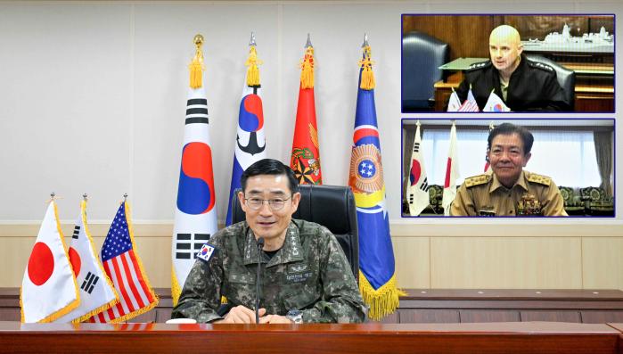 양용모 해군참모총장이 17일 해군잠수함사령부 회의실에서 제임스 킬비 미국 해군참모총장 대행, 사이토 아키라 해상자위대 해상막료장과 화상회의를 하고 있다. 한·미·일 지휘관들은 이날 회의를 통해 북핵·미사일 위협 억제 및 대응을 위한 3국의 공조와 협력을 논의했다. 해군 제공