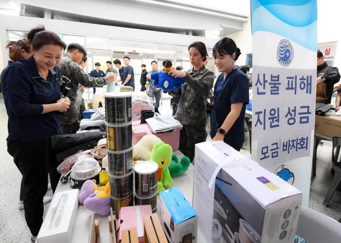 17일 해군포항병원이 경북지역 산불피해 성금 모금을 위해 개최한 자선 바자회에서 장병·군무원들이 물건을 살펴보고 있다. 부대 제공