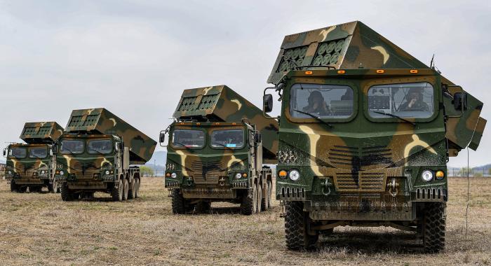 해병대2사단 다련장사격대 장병들이 야외전술훈련에서 다연장로켓의 대응사격을 준비하고 있다. 부대 제공