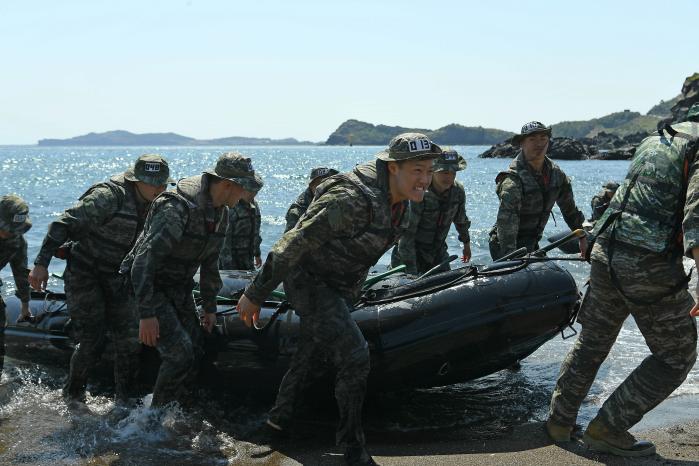 해병대 장병들이 지난 14~18일 제주 남부 해안 일대에서 열린 상륙기습기초 훈련 2주 차 일정 중 소형고무보트(IBS)를 육상으로 운반하고 있다. 부대 제공