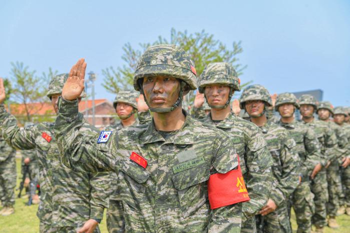 지난 18일 해병대 교육훈련단에서 열린 해병대 사관후보생 138기 빨간명찰 수여식에서 사관후보생들이 선서하고 있다. 부대 제공