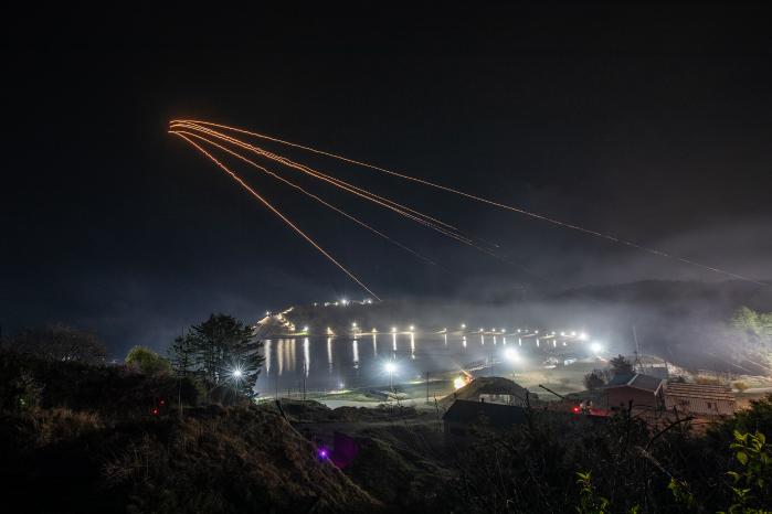 육군3군단이 지난 16~17일 강원 고성군 해안 일대에서 전개한 ‘야간 해상사격훈련’에서 예하 22보병사단 K55A1 자주포가 포탄을 발사하고 있다. 훈련은 적 화력 도발 대응태세를 확립하고, 대화력전 수행 능력을 강화하기 위해 추진됐다.