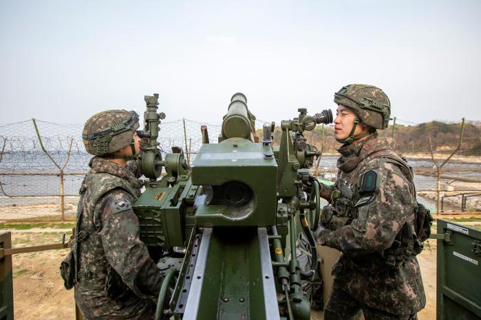 장병들이 K105A1 차륜형 자주포 발사 준비를 하고 있다.