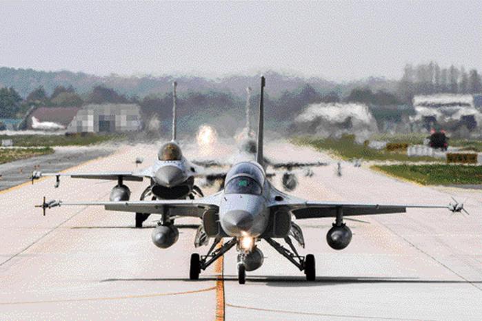 KF-16 전투기 편대가 이륙을 위해 지상활주하는 모습. 공군 제공