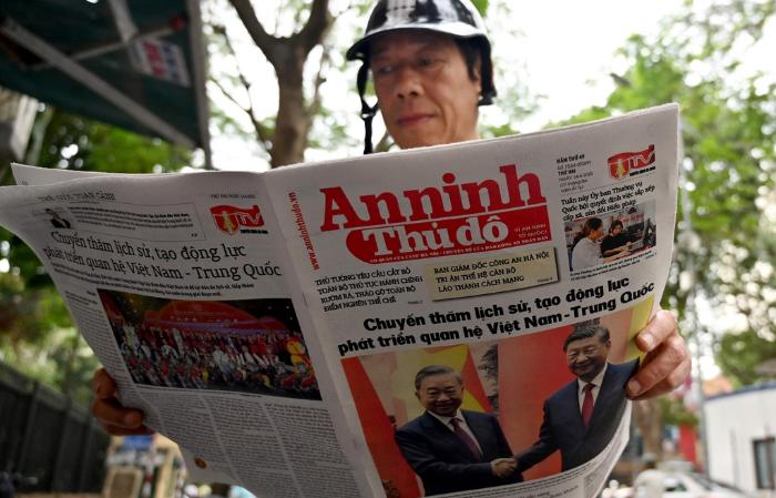 베트남은 체제 안보가 불안정하면 중국과, 국가 안보가 불안정하면 미국과 제휴 가능성을 보이는 경향이 있다. 베트남 하노이의 한 시민이 신문을 읽고 있는 모습.  연합뉴스