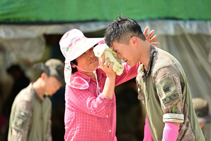 호우피해 복구에 투입된 장병의 땀을 닦아주는 지역 주민.